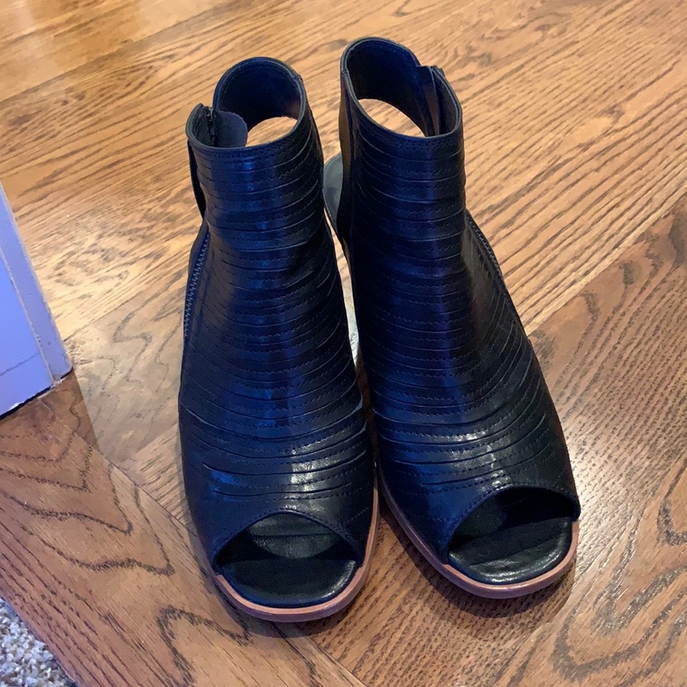 Paul Greene Cayenne heels